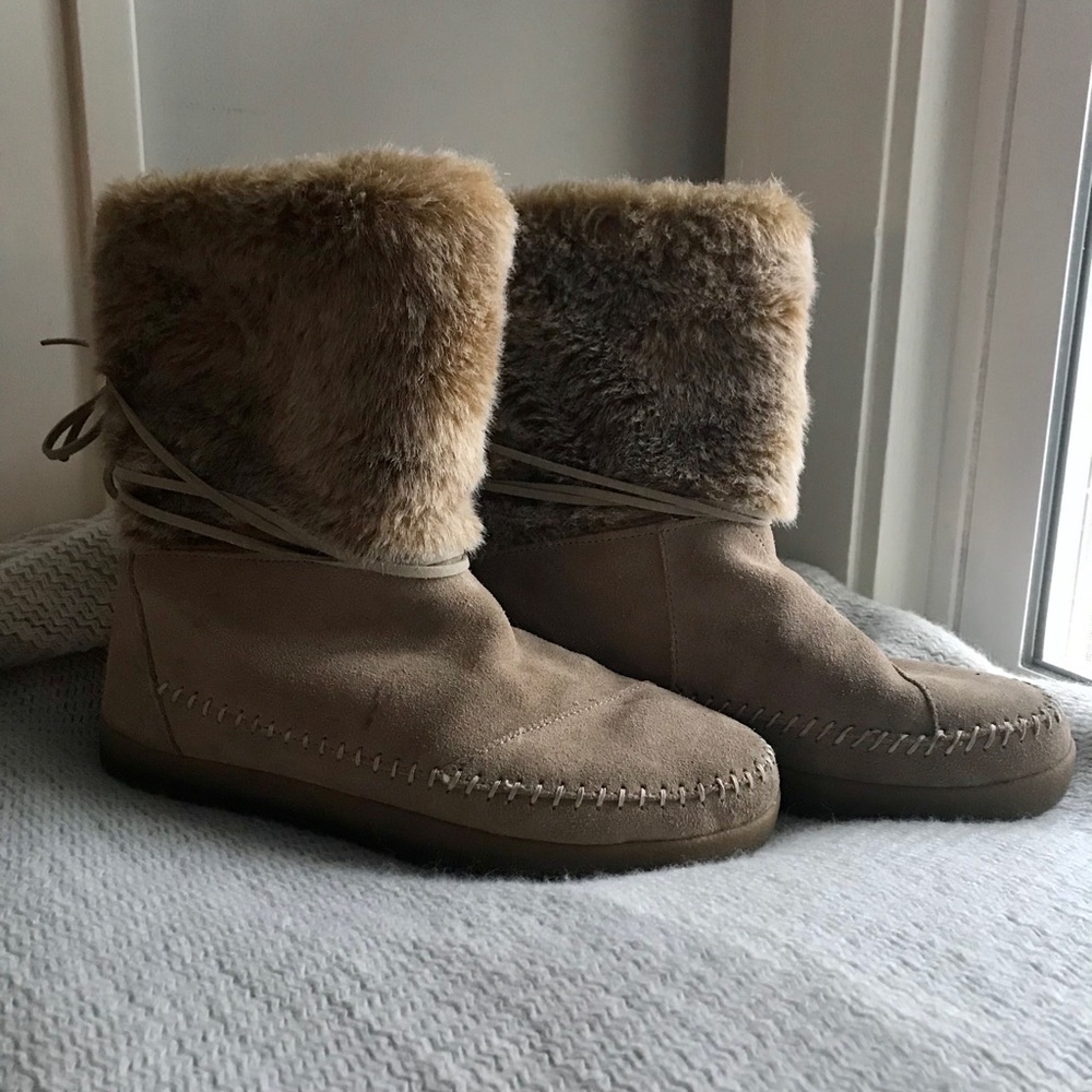 Toms Nepal Suede and Faux Shearling Boots - SZ 8
